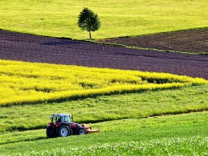 Tractor paseandose por una pradera